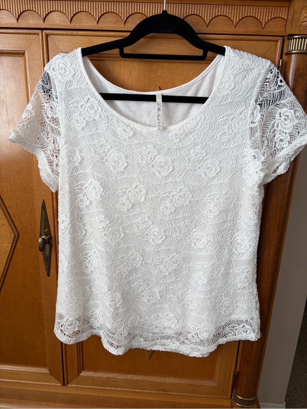 Leo & Nicole White Floral Lace Short Sleeve Top